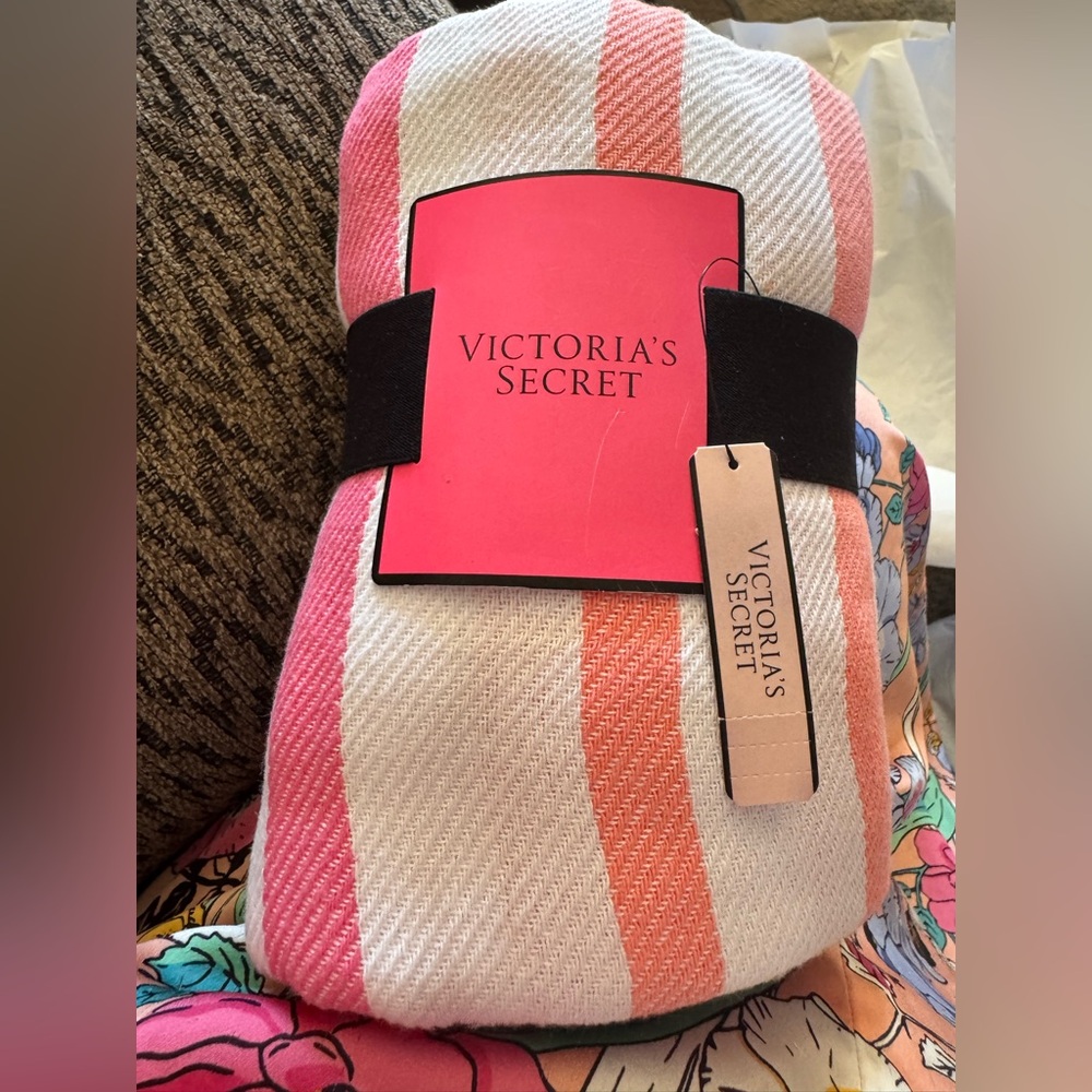 Victoria's Secret Pink and White Striped Blanket measure in picture NWT